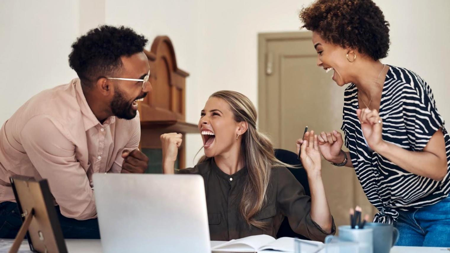 Studenti impegnati in attività di gruppo durante un seminario