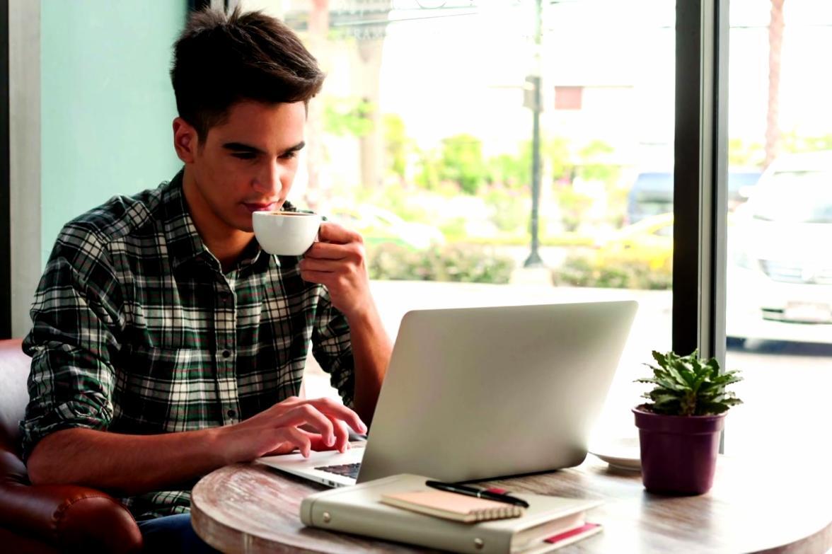 Ambiente di apprendimento interattivo con partecipanti impegnati in discussioni educative